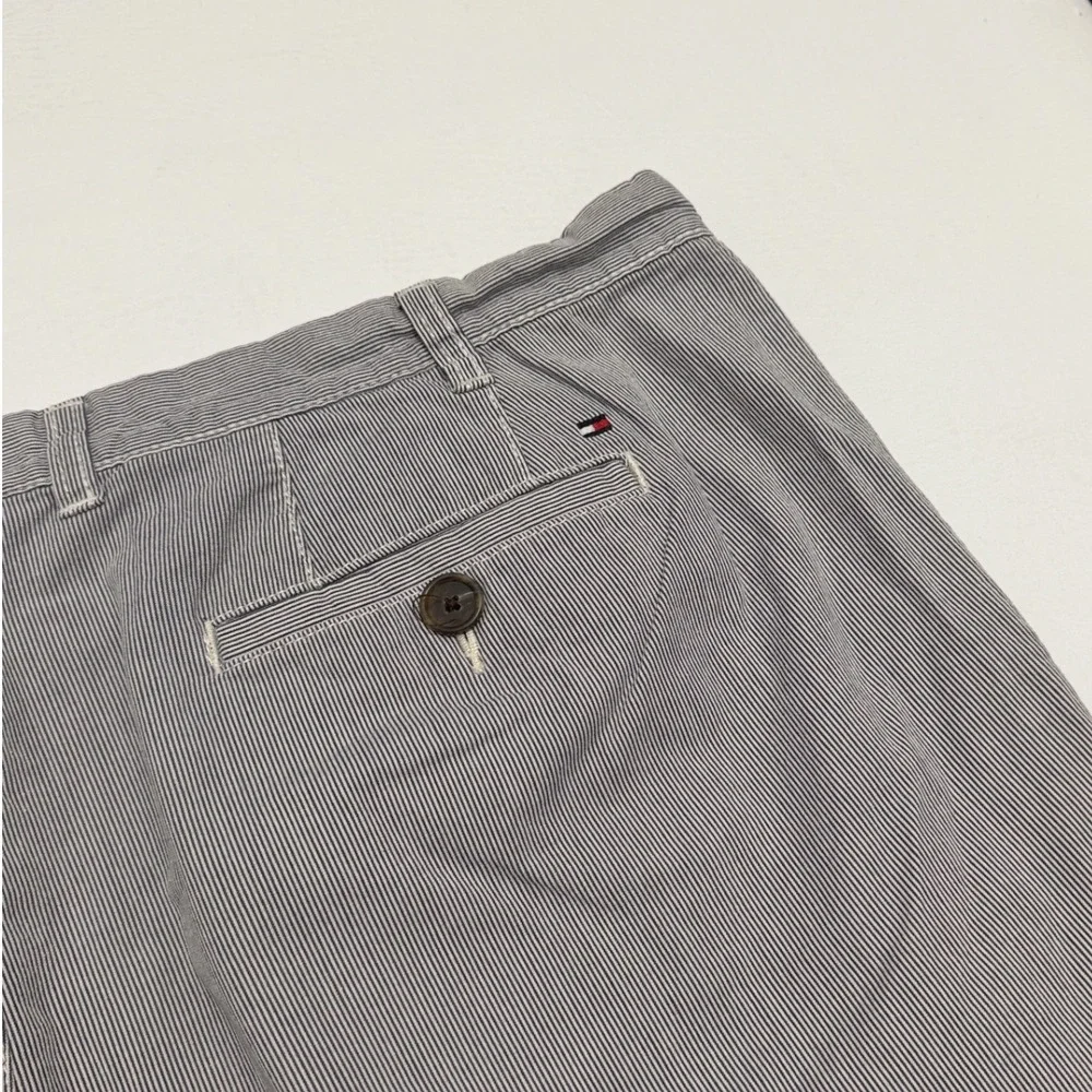 Tommy Hilfiger‎ Men's Striped Chino Shorts Size 42 Gray White Casual